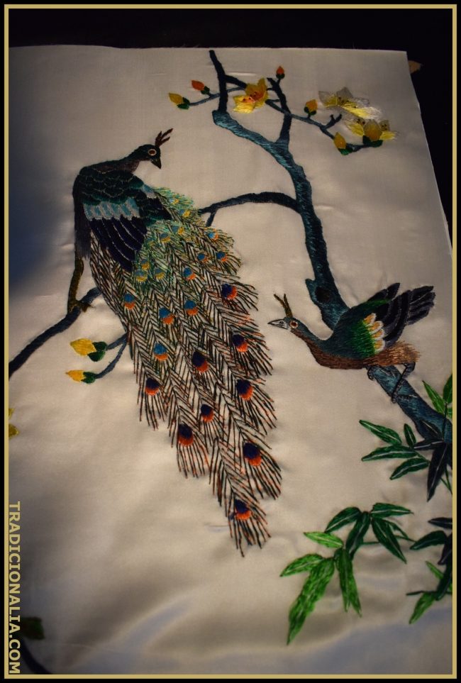 Extraordinario cuadro chino bordado con pareja de pavos reales