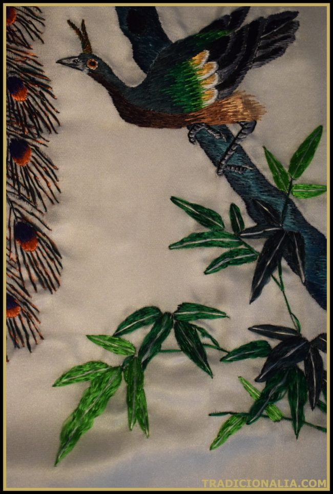 Extraordinario cuadro chino bordado con pareja de pavos reales