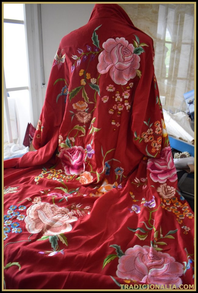 Espectacular Kimono con bordados tipo Mantón de Manila