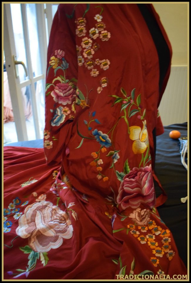 Espectacular Kimono con bordados tipo Mantón de Manila