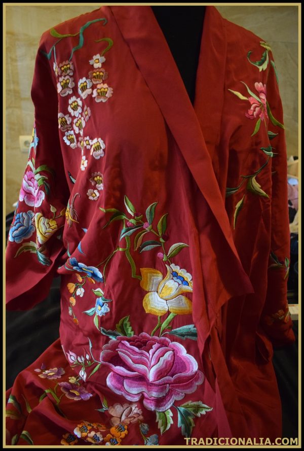 Espectacular Kimono con bordados tipo Mantón de Manila