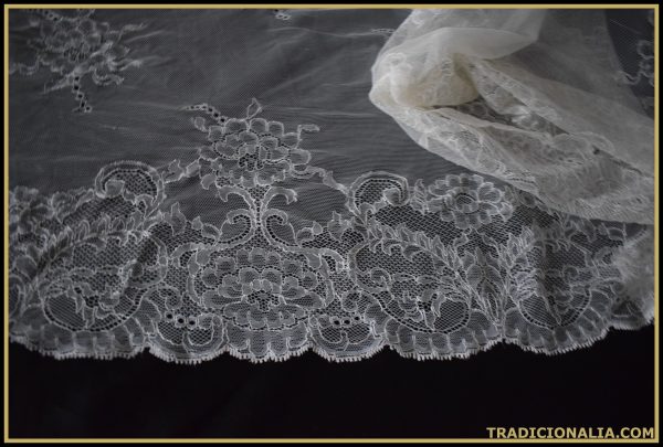 Preciosa mantilla española blanca encaje tipo chantilly