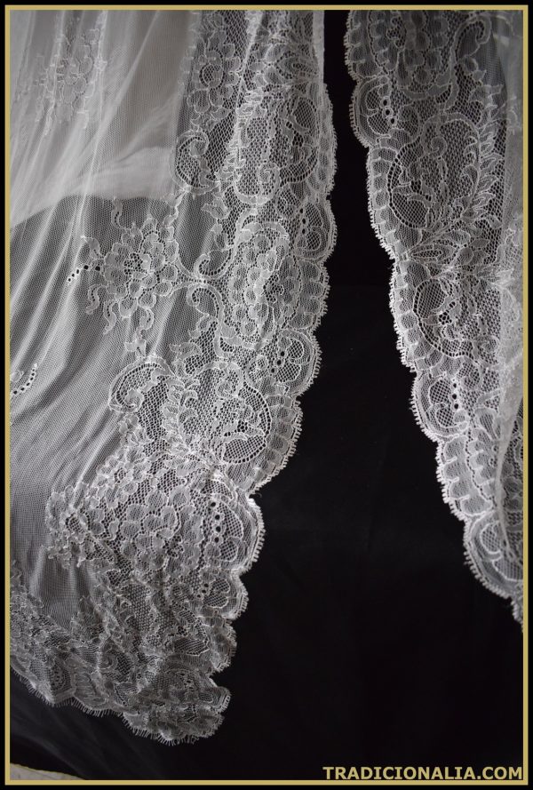 Preciosa mantilla española blanca encaje tipo chantilly