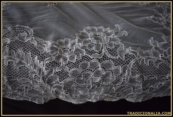 Preciosa mantilla española blanca encaje tipo chantilly