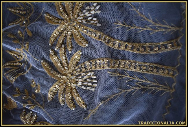 Manteleta blanca bordada en hilo metálico oro, pedreria, lentejuelas y perlas
