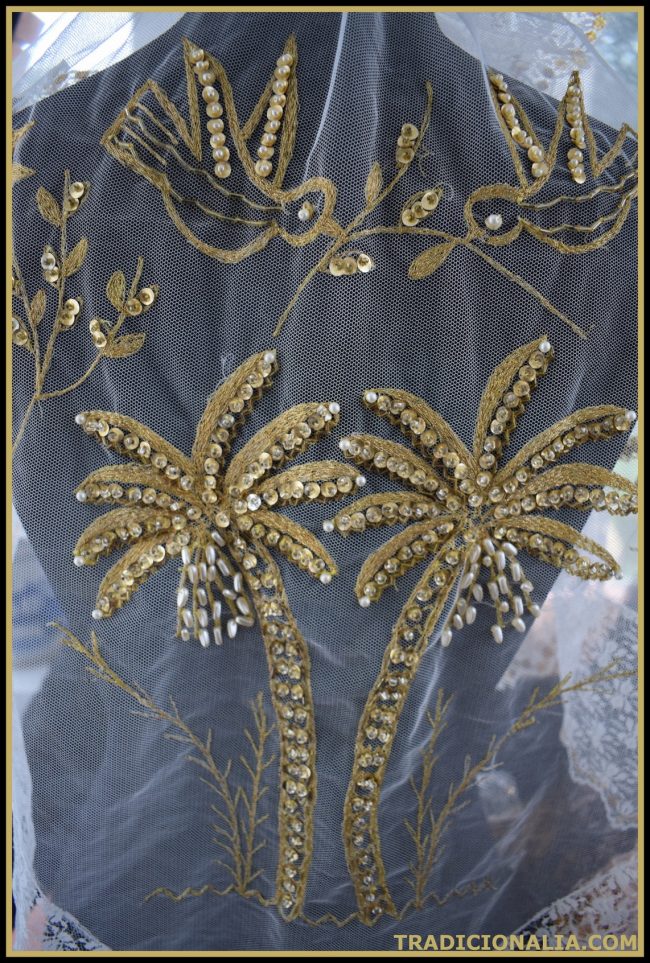 Manteleta blanca bordada en hilo metálico oro, pedreria, lentejuelas y perlas