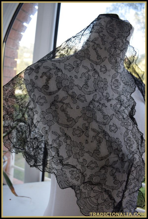 Romantica mantilla de pico negra tipo chantilly