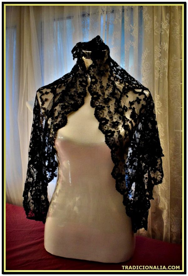 Preciosa mantilla manual antigua de tres picos en doble blonda negra