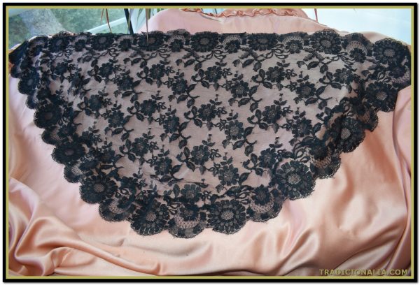 Mantilla de media luna de blonda negra