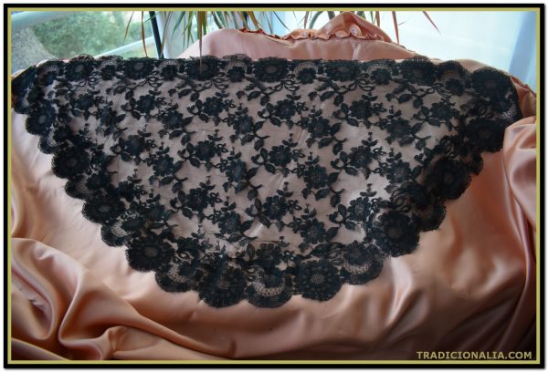 Mantilla de media luna de blonda negra