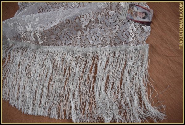 Mantilla chal con flecos de blonda blanca