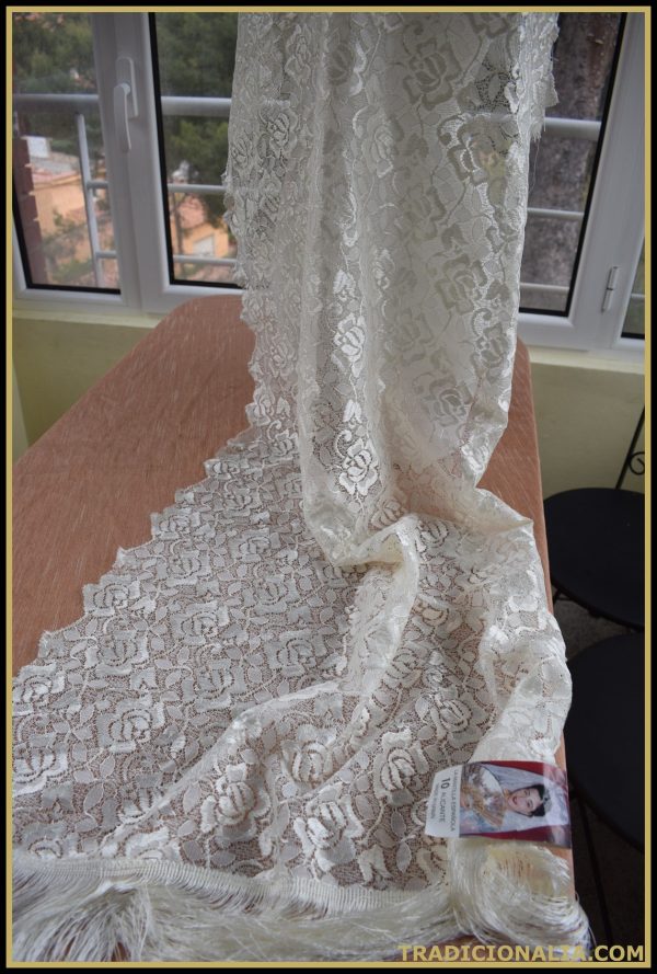 Mantilla chal con flecos de blonda blanca