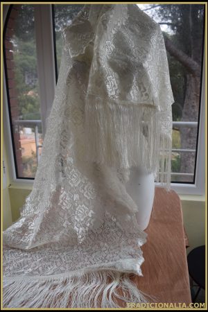 Mantilla chal con flecos de blonda blanca