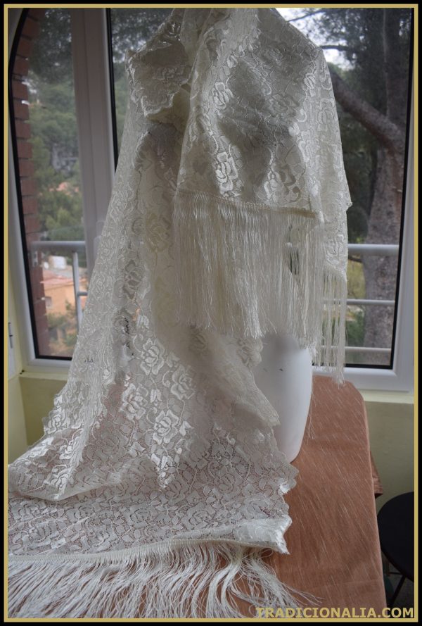 Mantilla chal con flecos de blonda blanca