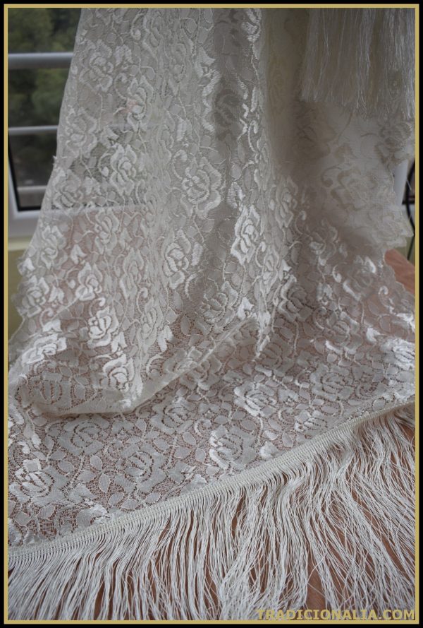 Mantilla chal con flecos de blonda blanca