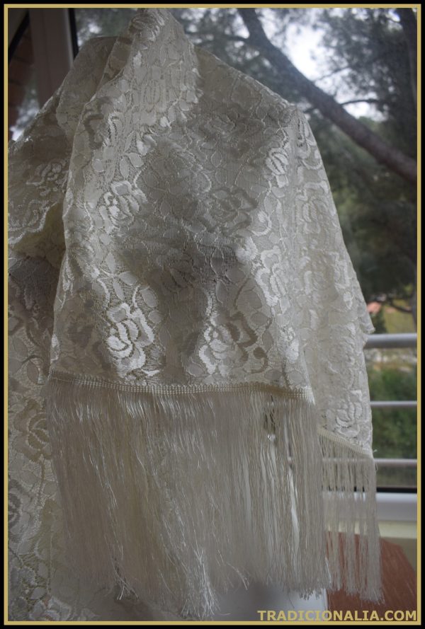 Mantilla chal con flecos de blonda blanca