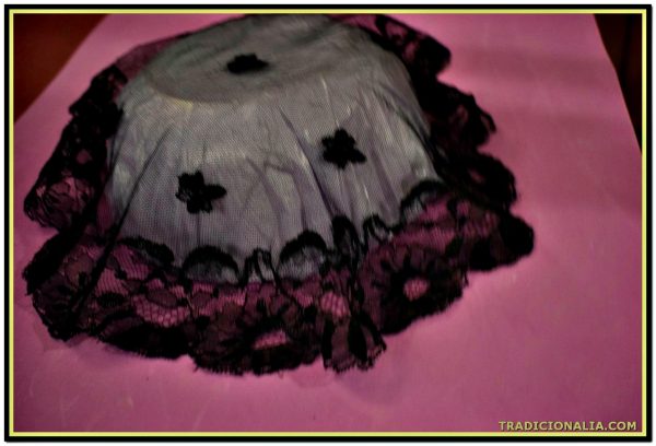 Antigua mantilla cubre cabeza de tul negro con encaje