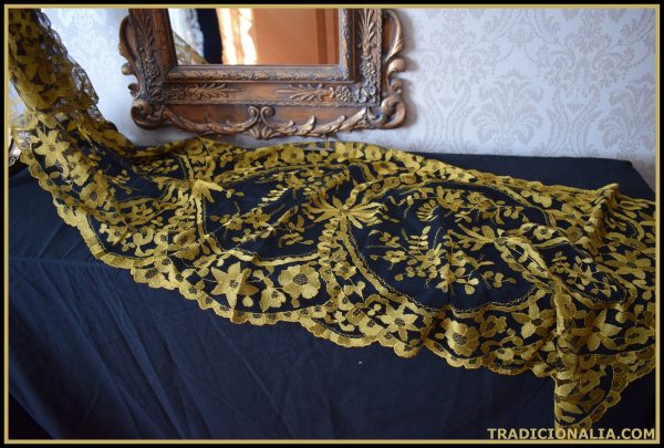 Espectacular mantilla española en negro y bordado en amarillo dorado