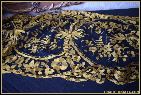 Espectacular mantilla española en negro y bordado en amarillo dorado