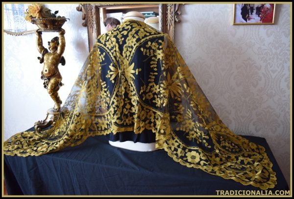 Espectacular mantilla española en negro y bordado en amarillo dorado