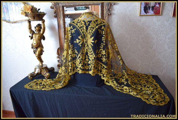 Espectacular mantilla española en negro y bordado en amarillo dorado