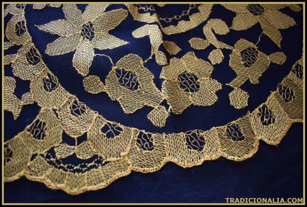 Espectacular mantilla española en negro y bordado en amarillo dorado