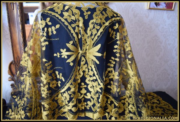 Espectacular mantilla española en negro y bordado en amarillo dorado