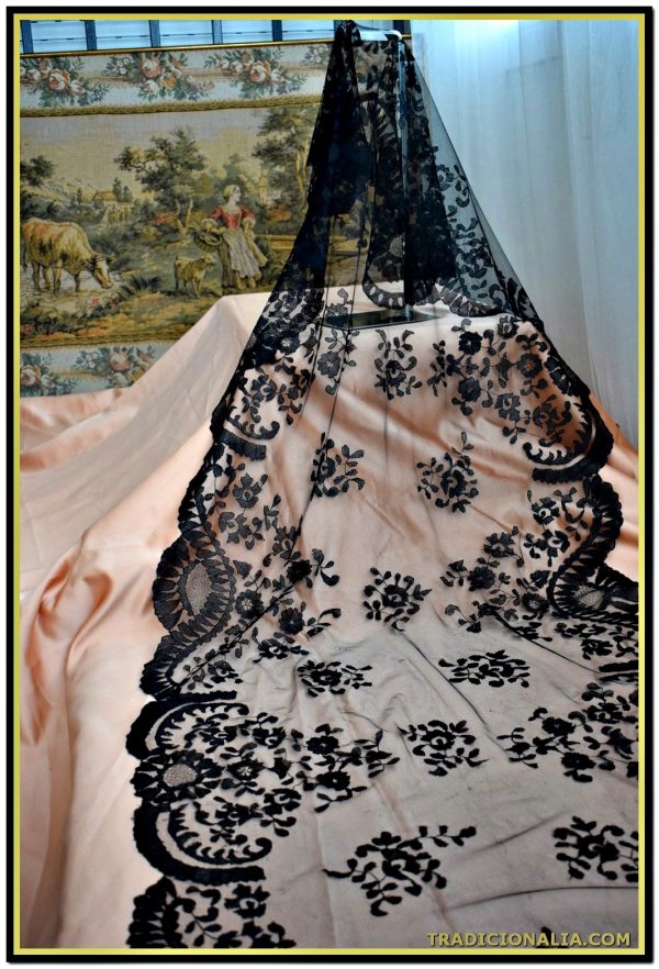 Maravillosa mantilla española negra. Chal elegante