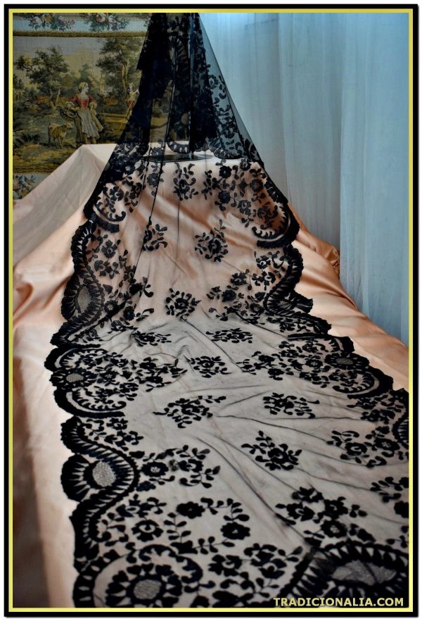 Maravillosa mantilla española negra. Chal elegante