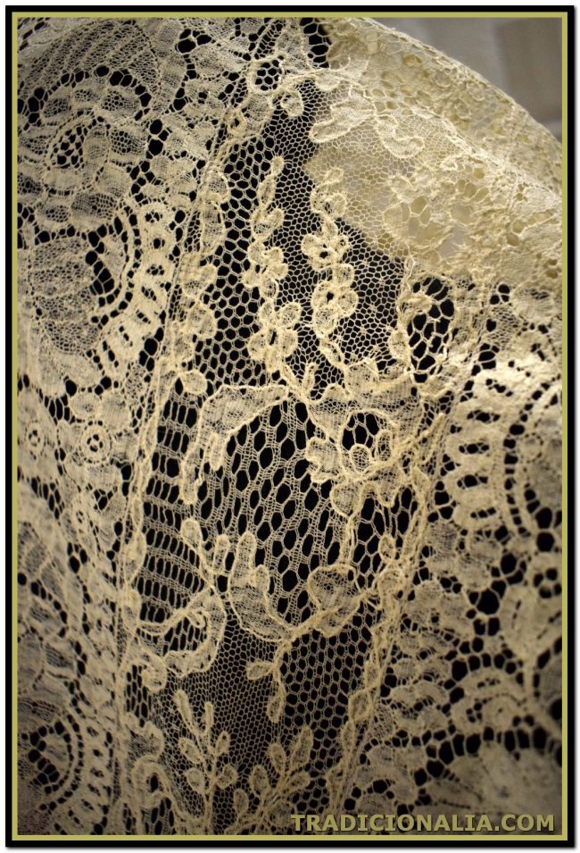 Espectacular mantilla española o chal de encaje antiguo que combina encajes simil alençon Bruselas circa XIX