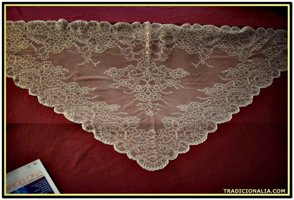 Mantilla de tres picos color blanco roto con dibujo tipo chantilly