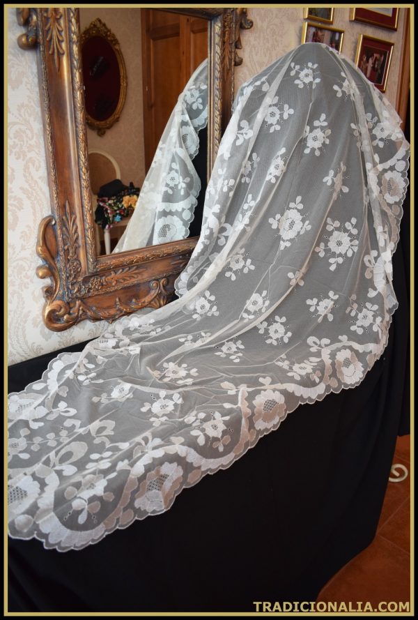 Preciosa mantilla blanca