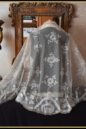 Preciosa mantilla blanca