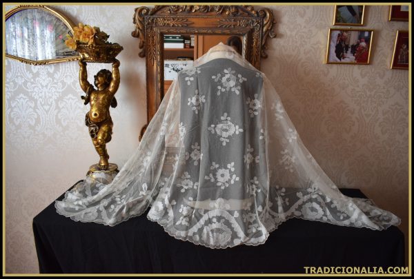 Preciosa mantilla blanca