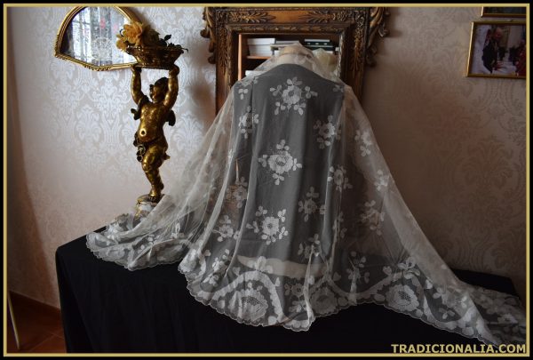 Preciosa mantilla blanca