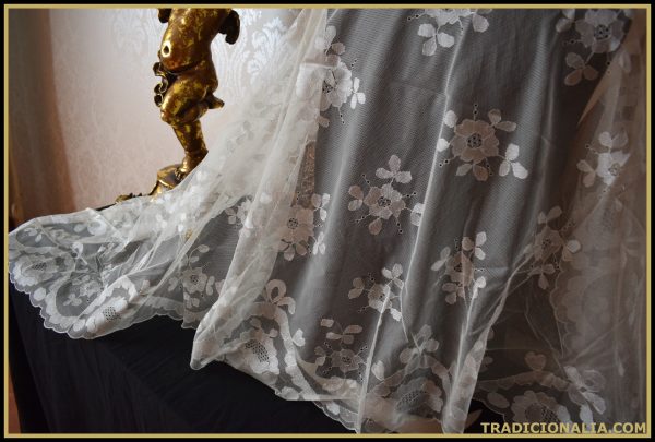 Preciosa mantilla blanca