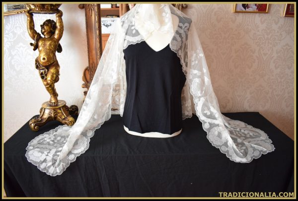 Preciosa mantilla blanca