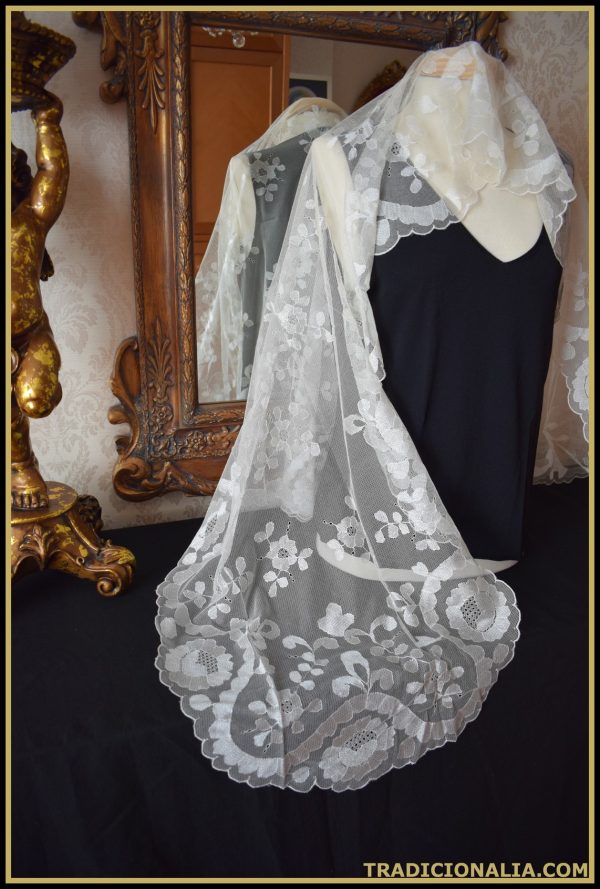 Preciosa mantilla blanca