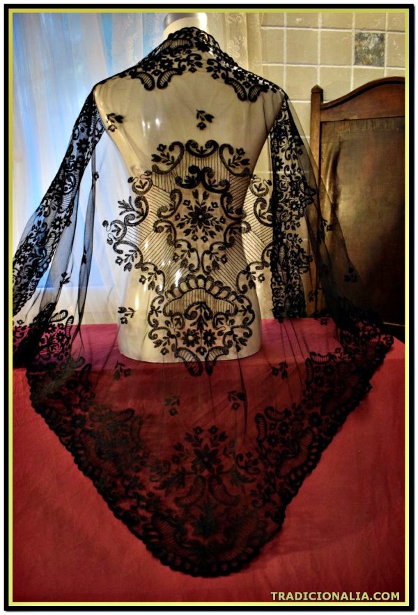 Mantilla negra tres picos simil encaje de granada