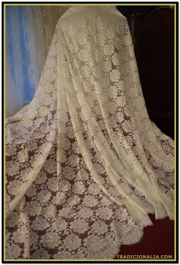 Mantilla velo novia o imagen virgen de blonda