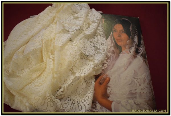 Mantilla velo novia o imagen virgen de blonda