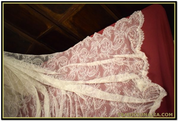 Espectacular mantilla o velo de encaje tipo chantilly para novia o imagen virgen