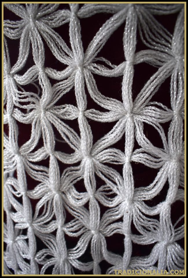Toquilla de lana gris claro con hilos plateados