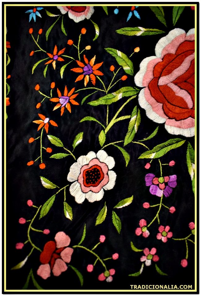 Mantón de Manila negro con bordados florales y aves del paraíso