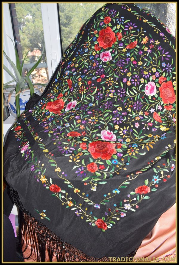 Mantón de Manila antiguo negro con bordados florales a estrenar