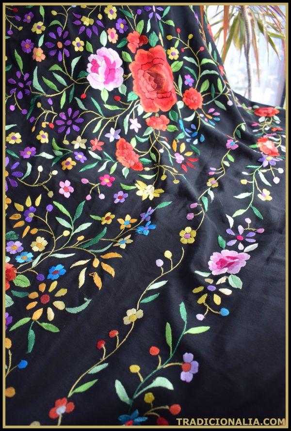 Mantón de Manila antiguo negro con bordados florales a estrenar