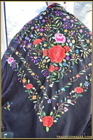 Mantón de Manila antiguo negro con bordados florales a estrenar