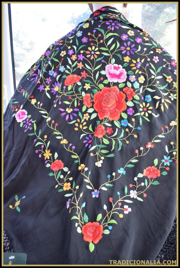 Mantón de Manila antiguo negro con bordados florales a estrenar