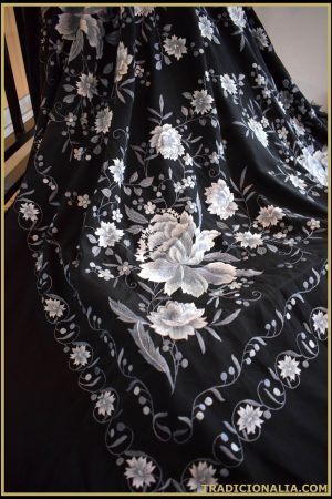 Elegante Mantón de Manila con fondo negro y bordados en escala de grises