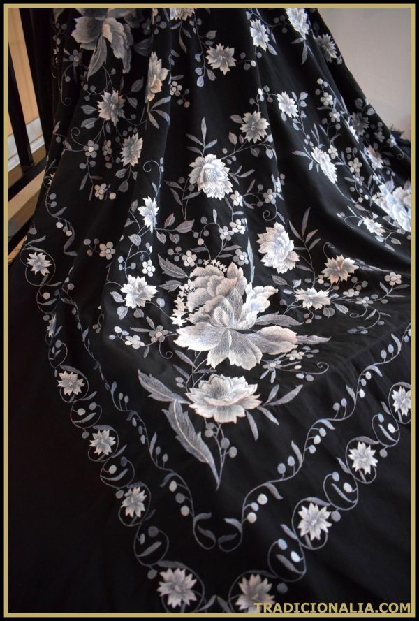 Elegante Mantón de Manila con fondo negro y bordados en escala de grises